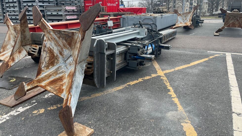 Diese Stützfüße verankern die Pontons im Flussbett, sie liegen am Ufer bereit