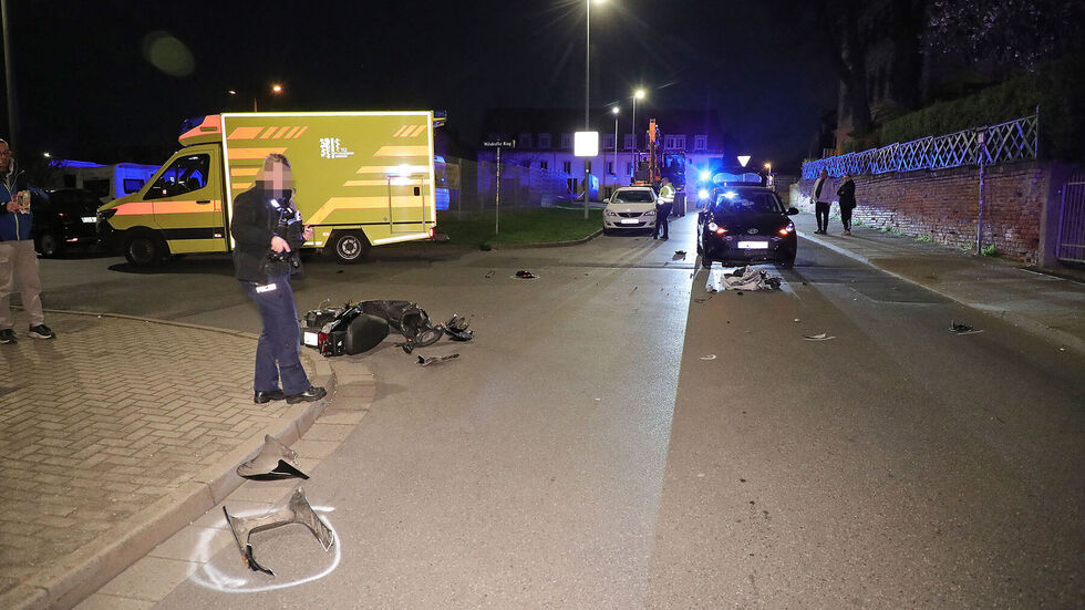 Die Polizei am Unfallort. Die Polizei am Unfallort.