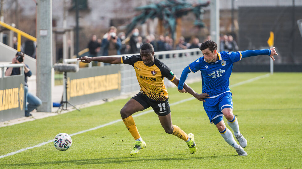 Dynamos Offensvispieler Agyemang Diawusie im Zweikampf gegen Jenas Lucas Stauffer 