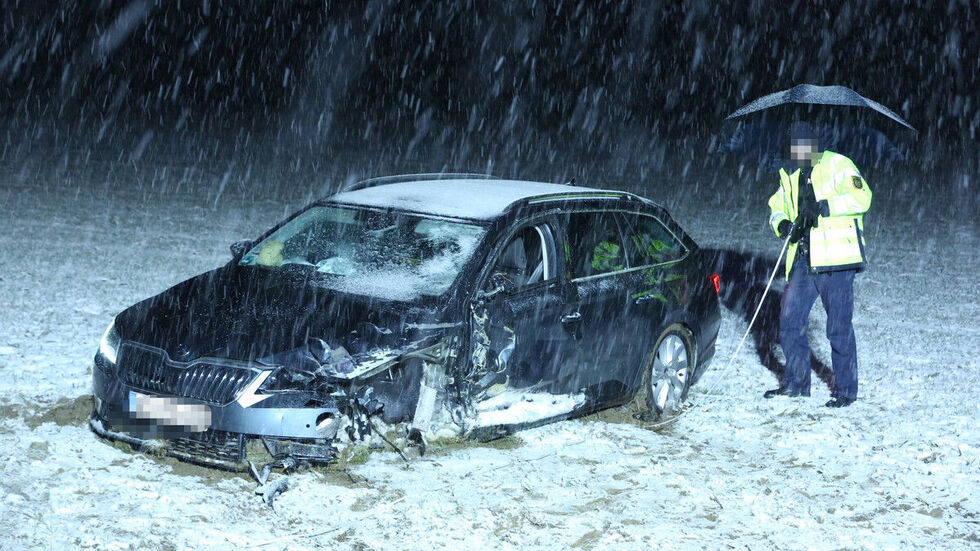 Bei Schneefall untersuchen die Beamten den Unfallort.