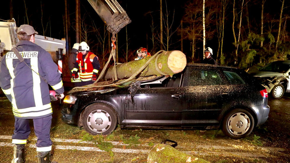 Bei Königstein müssen die Feuerwehrleute ein Auto befreien. (c) Marko Förster Bei Königstein müssen die Feuerwehrleute ein Auto befreien. (c) Marko Förster