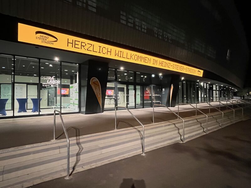 Der VIP-Eingang zum Stadion an der Magdeburger Straße klemmt immer wieder, die Glastüren blieben schon mehrfach verschlossen