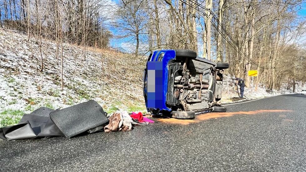 Der Skoda Fabia kippte nach dem Unfall auf die Seite. Die Feuerwehr rettete die Fahrerin. Der Skoda Fabia kippte nach dem Unfall auf die Seite. Die Feuerwehr rettete die Fahrerin.