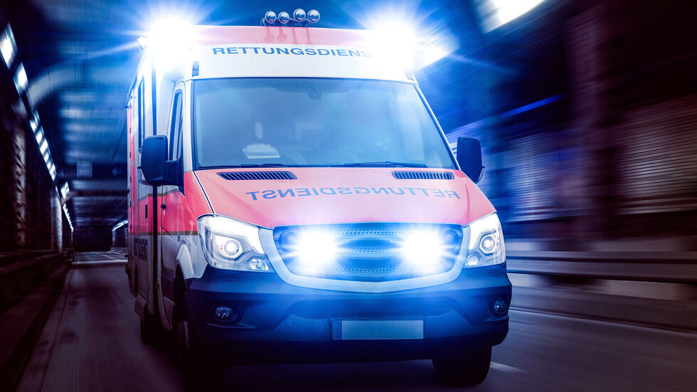 Ein Krankenwagen brachte zwei Männer aus Meißen nach dem Einsatz von Pyrotechnik ins Krankenhaus. (Symbolbild)