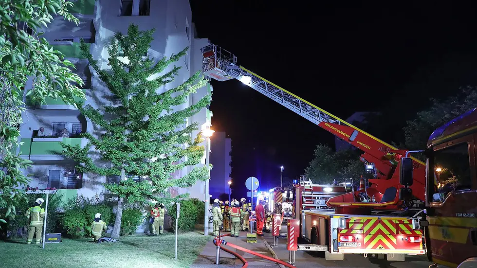 Die Feuerwehr musste zwei Bewohner aus verqualmten Wohnungen retten Die Feuerwehr musste zwei Bewohner aus verqualmten Wohnungen retten