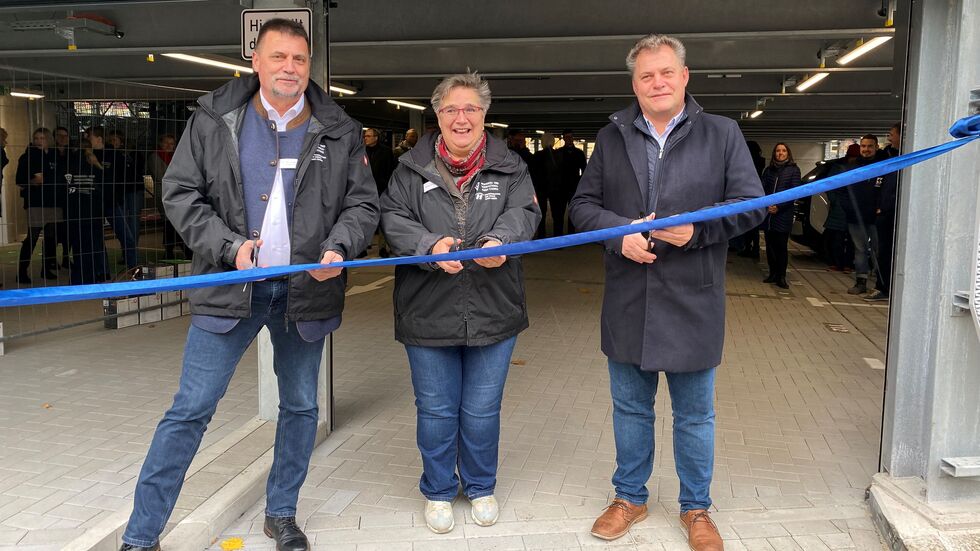 Dr. Henri Lüdeke (WBV-Geschäftsführer), Kerstin Richter (Technische Leiterin der WBV) sowie Thomas Schubert (Oberbürgermeister der Stadt Coswig) bei der feierlichen Eröffnung. Dr. Henri Lüdeke (WBV-Geschäftsführer), Kerstin Richter (Technische Leiterin der WBV) sowie Thomas Schubert (Oberbürgermeister der Stadt Coswig) bei der feierlichen Eröffnung.