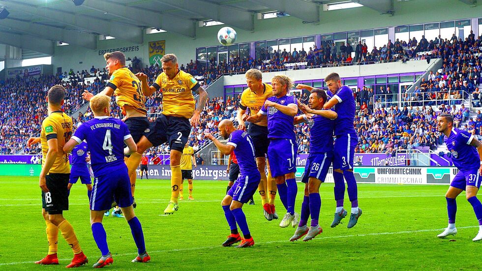 Dynamo Dresden hat das Sachsenderby in Aue klar verloren.