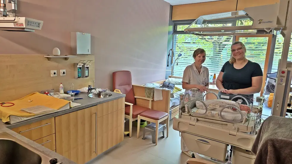Das neue Familienzimmer auf der Station KIK-S6: Dr. Jana Hiekel mit Melanie und ihrem wenige Wochen alten Baby. Das neue Familienzimmer auf der Station KIK-S6: Dr. Jana Hiekel mit Melanie und ihrem wenige Wochen alten Baby.