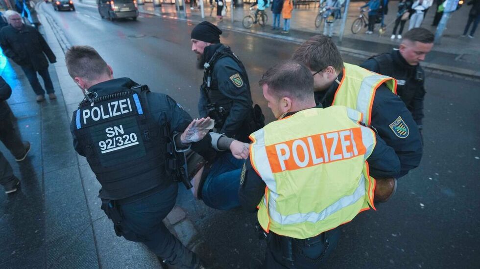 Polizisten tragen einen Blockierer weg. Polizisten tragen einen Blockierer weg.