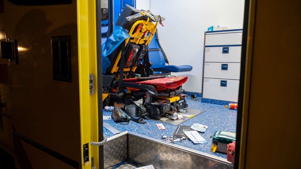 Der Rettungswagen wurde schwer verwüstet