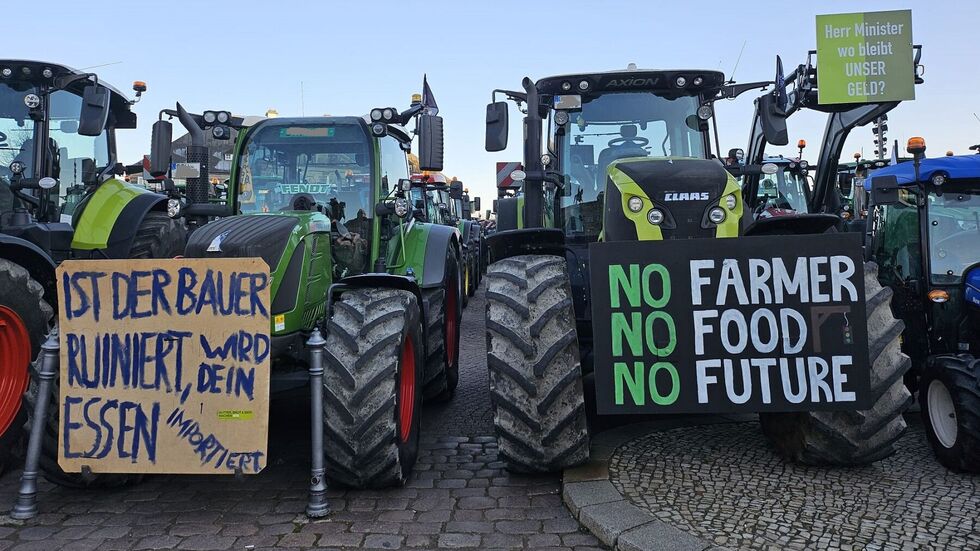 Die Traktoren versammeln sich auf dem Theaterplatz 
