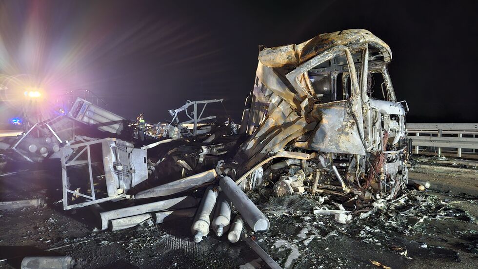 Der explodierte bzw. ausgebrannte Lkw am Stauende auf der A38 am Kreuz Rippachtal bei Leipzig. Der explodierte bzw. ausgebrannte Lkw am Stauende auf der A38 am Kreuz Rippachtal bei Leipzig.
