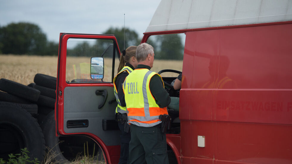 Ein mutmaßliches Schleuserfahrzeug hat einen Zoll-Transporter gerammt. (Symbolbild)
