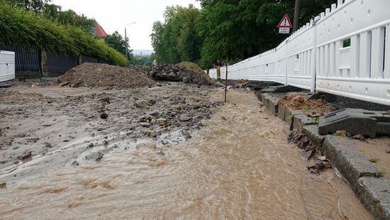 Die überschwemmte Fahrbahn in Cotta.