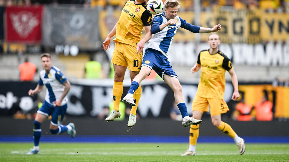 Dynamos Jokob Lemmer im Zweikampf mit Sam Schreck.