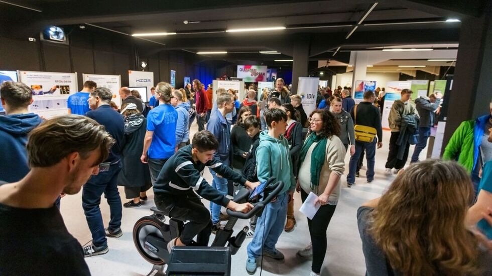 Besucherinnen und Besucher in der Exponatewelt
