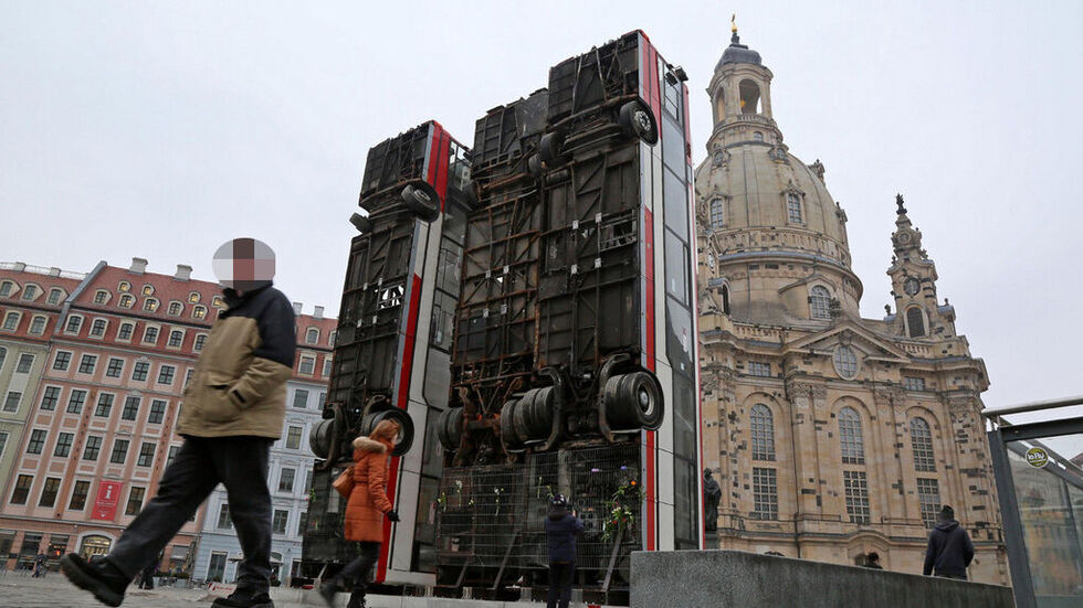 Das Kunstwerk "Monument" stammt von dem deutsch-syrischen Künstler Manaf Halbouni. (Archivbild)