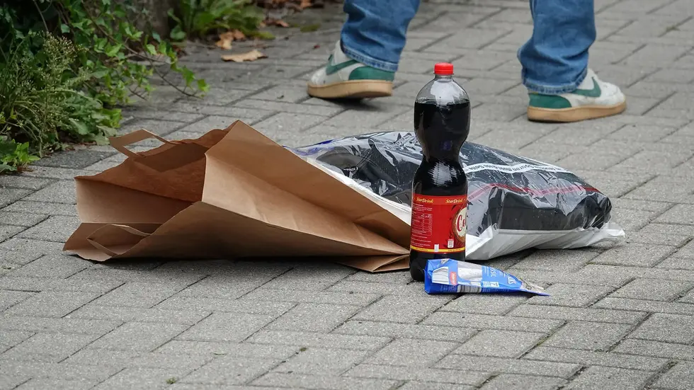 Der Räuber hatte Cola und Salami-Sticks dabei Der Räuber hatte Cola und Salami-Sticks dabei