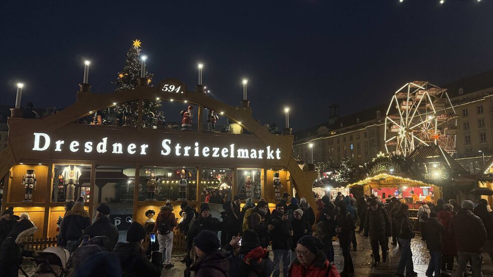 Die Weihnachtsmarktsaison läuft im Freistaat wie hier auf dem Striezelmarkt in Dresden