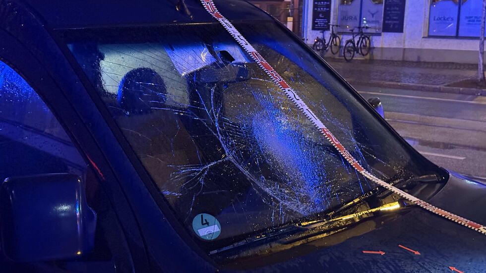 Durch den Aufprall zersplitterte die Windschutzscheibe des Transporters