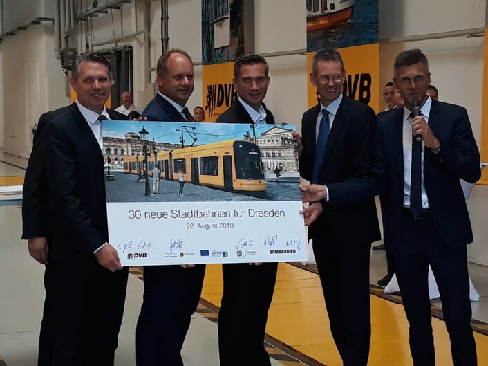 Am Donnerstagnachmittag ist der Vertrag für die 30 neuen Bahnen feierlich unterzeichnet worden. (Foto: Red)