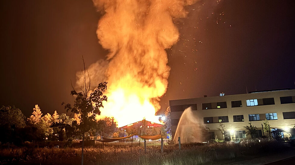 Die Halle auf dem verlassenen Gelände stand lichterloh in Flammen