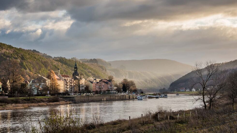 Bad Schandau im Winterschlaf. Ab sofort dürfen wieder Schiffe unter der gesperrten Brücke durchfahren