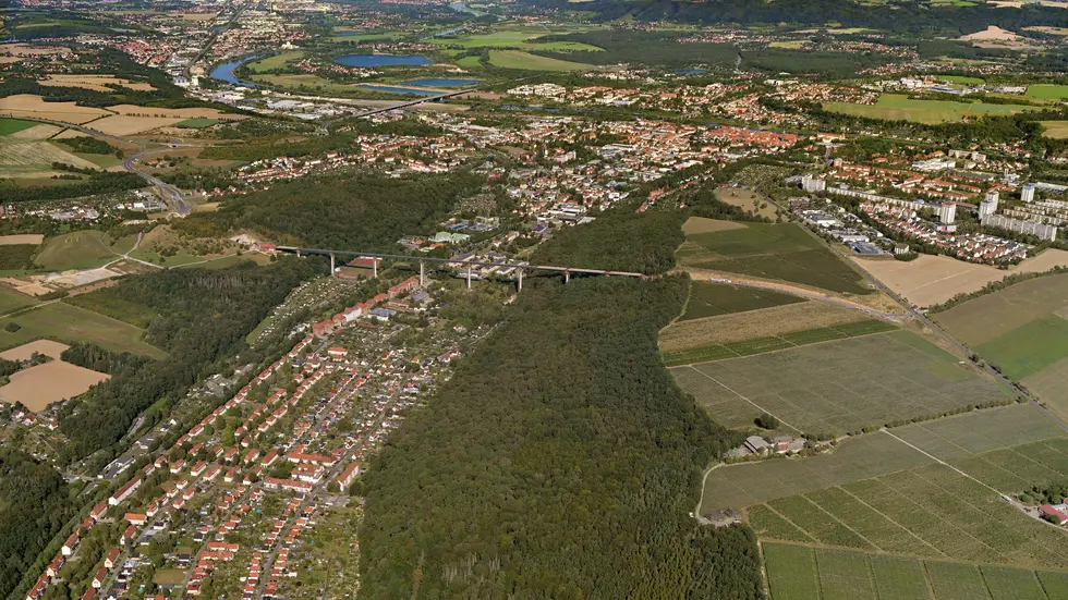 Die 3,8 km lange Schnellstraße geht durch einen Tunnel (li.), über die Gottleubatal-Brücke bis auf die B172 (rechts) Die 3,8 km lange Schnellstraße geht durch einen Tunnel (li.), über die Gottleubatal-Brücke bis auf die B172 (rechts)