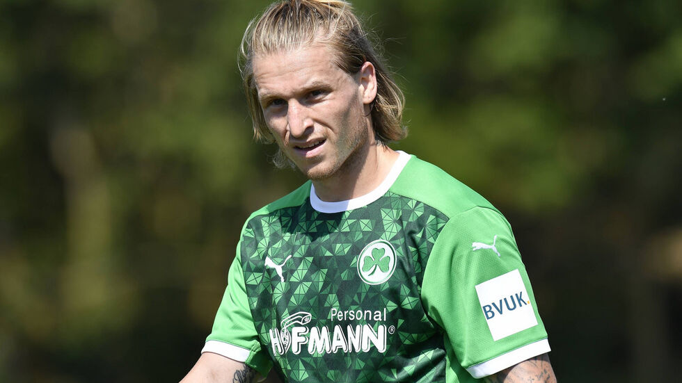Marvin Stefaniak spielt künftig wieder in schwarz-gelb Foto: imago images/Zink