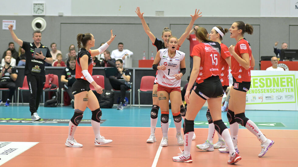 Die Volleyballerinnen des DSC freuen sich über den Halbfinal-Einzug im Pokal 