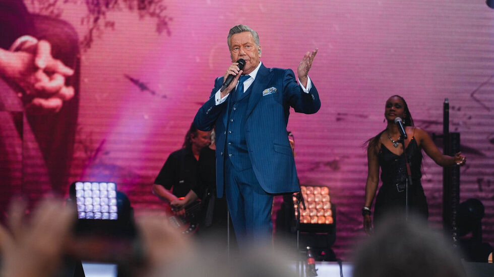 Schlagersänger Roland Kaiser lässt Fanherzen höher schlagen. Doch Betrüger nutzen das schamlos aus.