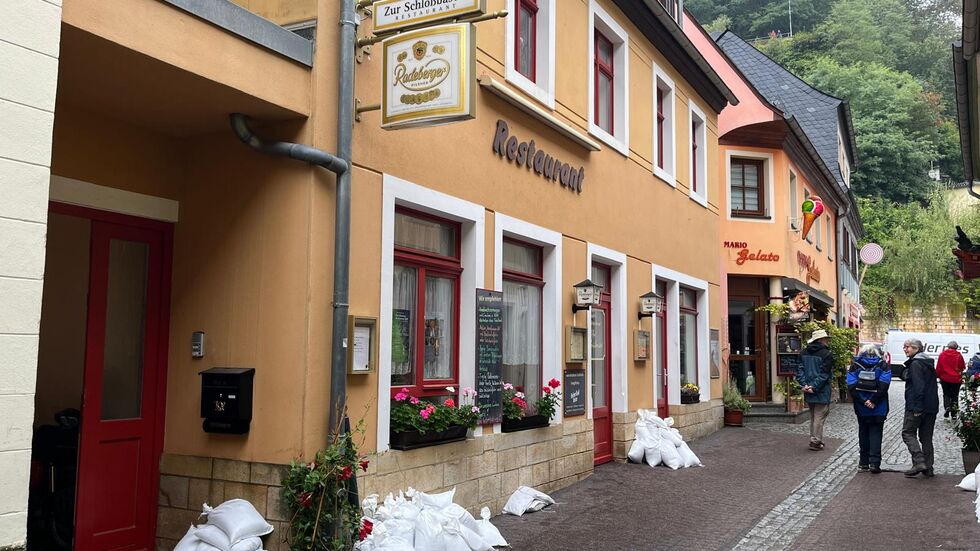 in der Schandauer Innenstadt hatten sich Restaurants und Läden mit Sandsäcken verbarrikadiert. Doch die Lage entspannt sich langsam
