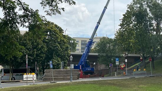 Die Altstadtseite wird für die Unterbauten vorbereitet.