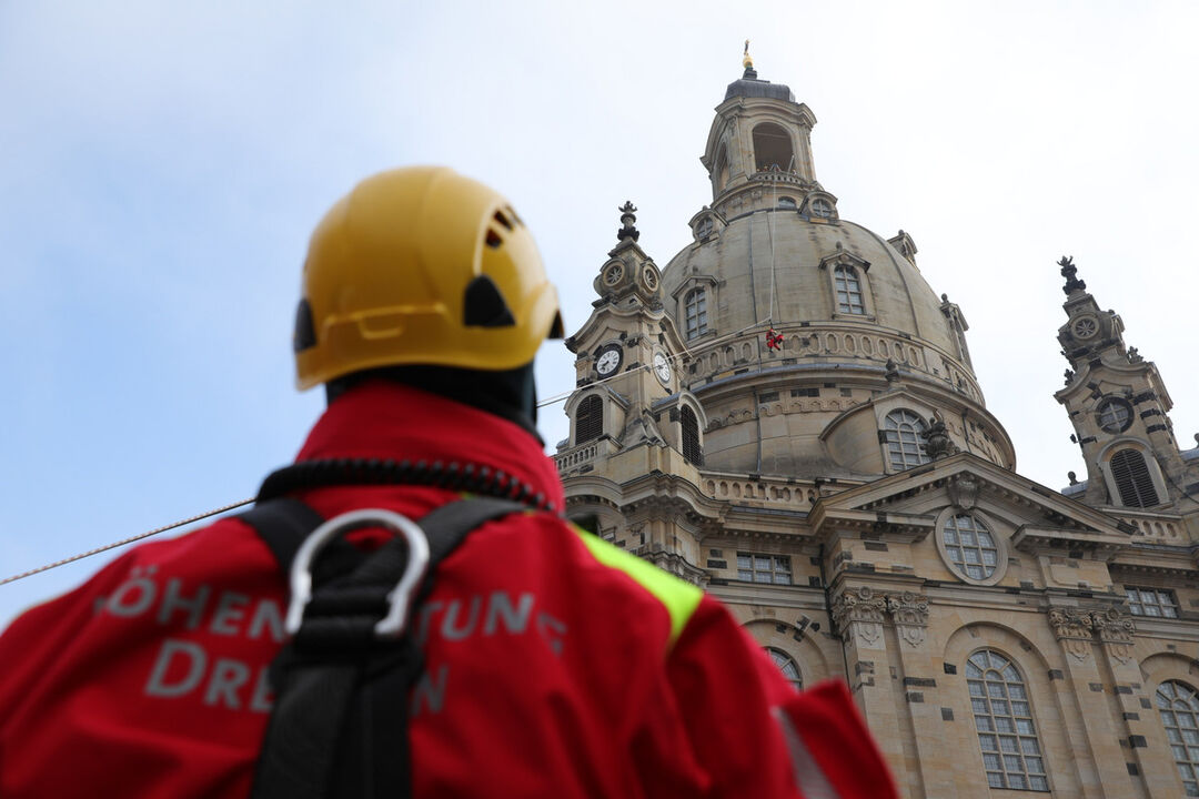 Die Übungsaktion wird genau beobachtet.