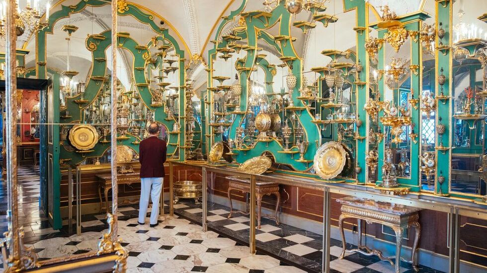 Ein Besucher schaut sich im Juwelenzimmer des Historischen Grünen Gewölbes im Residenzschloss um. Rund drei Jahre nach dem Einbruch in das Grüne Gewölbe in Dresden haben die Ermittler einen Großteil der Beute gefunden. Ein Besucher schaut sich im Juwelenzimmer des Historischen Grünen Gewölbes im Residenzschloss um. Rund drei Jahre nach dem Einbruch in das Grüne Gewölbe in Dresden haben die Ermittler einen Großteil der Beute gefunden.