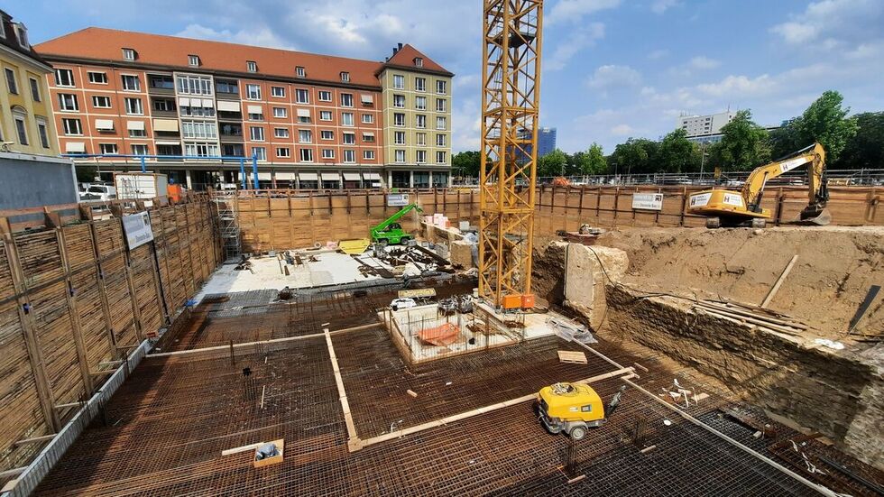 Der Kran an der Ringstraße steht, erste Fundamente werden gegossen