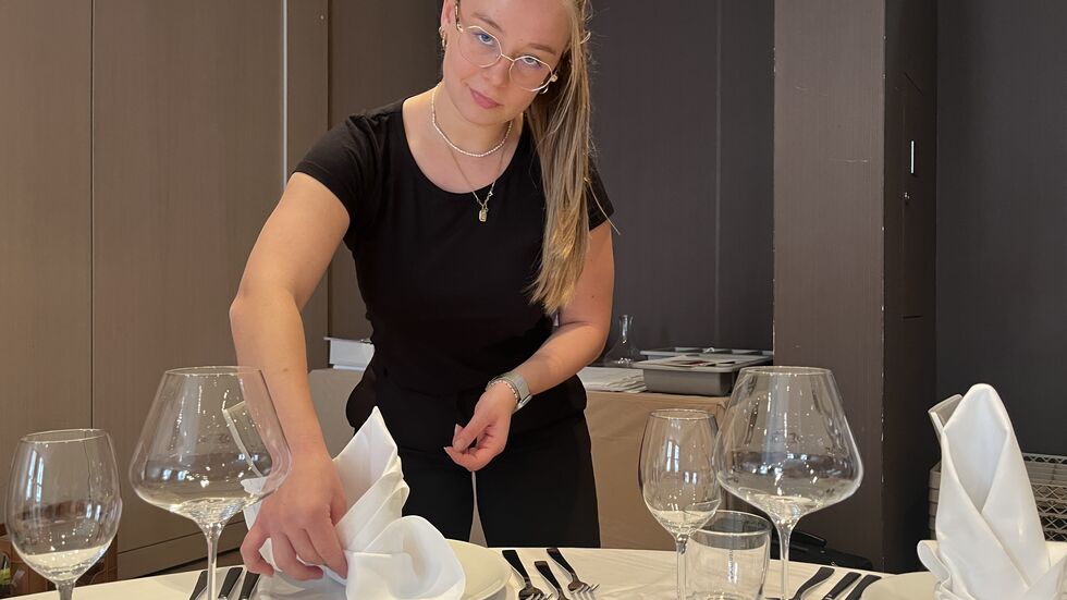 Elly Mauksch übt die letzten Handgriffe einer perfekt gedeckten Tafel