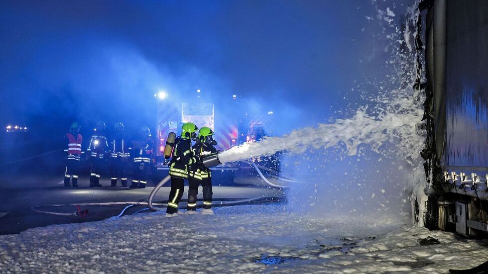 Die Feuerwehren aus Glauchau löschten den brennenden Laster. Die Feuerwehren aus Glauchau löschten den brennenden Laster.