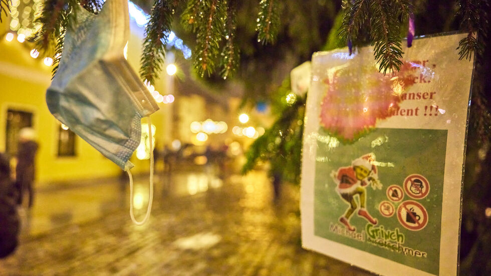 Am Weihnachtsbaum in Neustadt/Sa. wurden Wunschzettel befestigt Am Weihnachtsbaum in Neustadt/Sa. wurden Wunschzettel befestigt