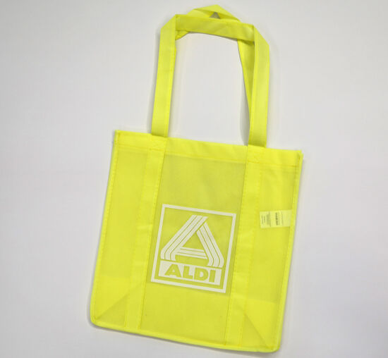 Am Fundort stellten die Ermittler zwei Stoffbeutel mit den Aufschriften "Aldi" und "Edeka" fest (Beispielfotos).