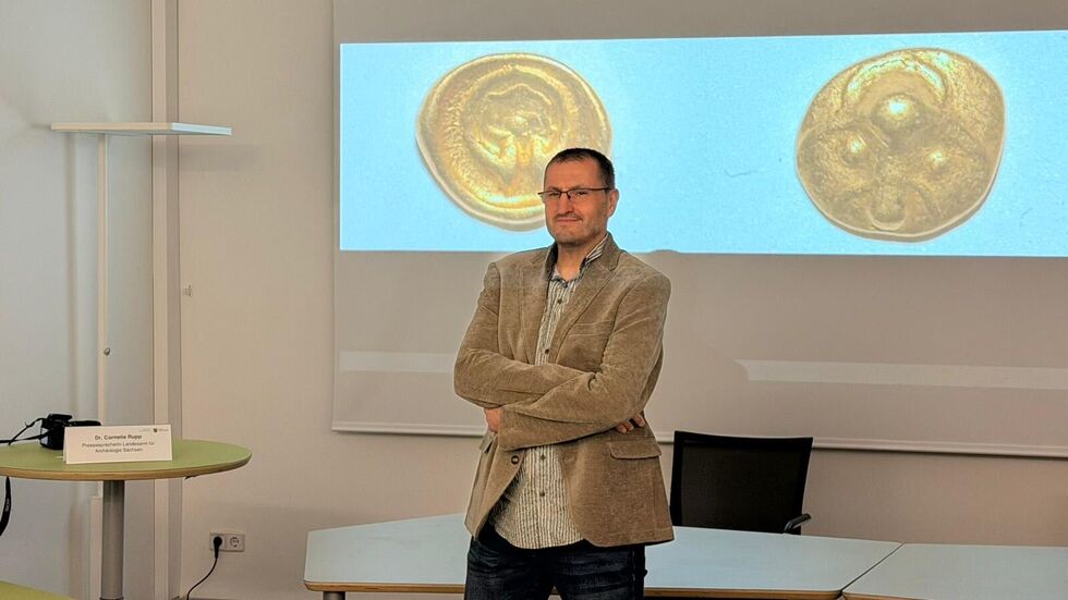 Schatzjäger Daniel Fest mit "seiner" Goldmünze Schatzjäger Daniel Fest mit "seiner" Goldmünze