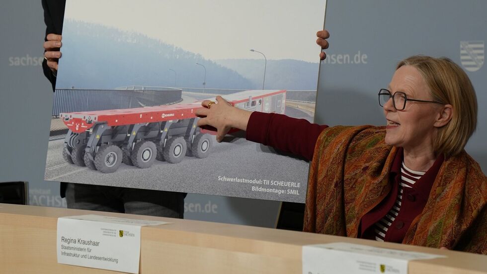 Ministerin Kraushaar zeigt das Modell des Schwerlastmoduls Ministerin Kraushaar zeigt das Modell des Schwerlastmoduls