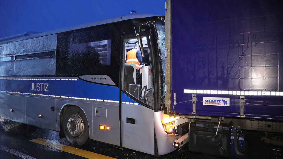 Bei Wilsdruff war der Gefangenentransportbus auf einen LKW aufgefahren Bei Wilsdruff war der Gefangenentransportbus auf einen LKW aufgefahren