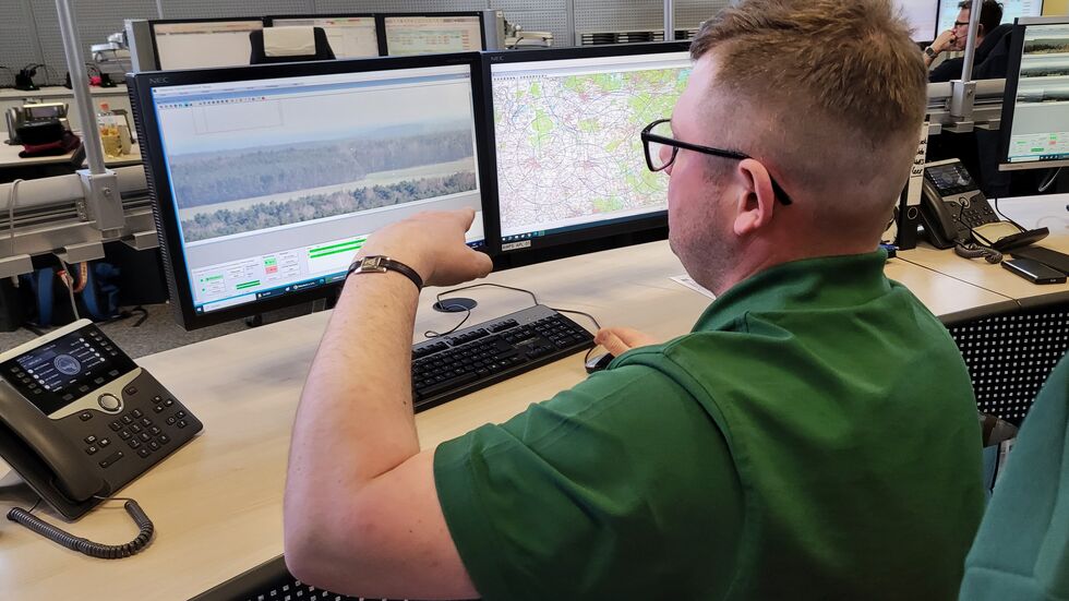 Bei Marko Kloß und seinen Kollegen in der Integrierten Rettungsleitstelle Hoyerswerda laufen die Bilder der Überwachungskameras ein. Der Löbauer kann schnell erkennen, ob es sich tatsächlich um einen Brand handelt. In diesem Jahr gab es im Kreis Bautzen bislang einen Waldbrand.