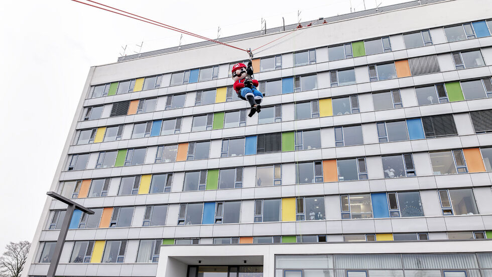 Verwaltungsdirektor André Gubsch hängte sich als Super Mario an die Seile Verwaltungsdirektor André Gubsch hängte sich als Super Mario an die Seile