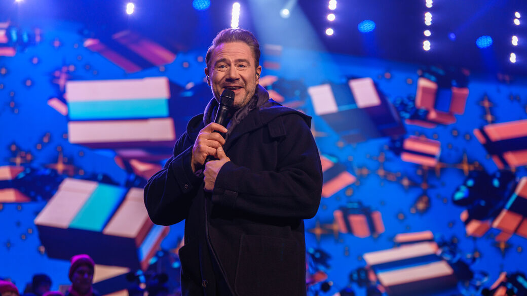 Der Musiker Sasha steht auf der Bühne.