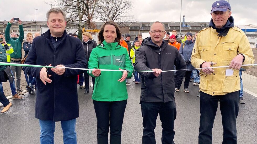 v.l.n.r.: Feierliche Übergabe durch Oberbürgermeister Thomas Schubert, Bürgermeisterin Friederike Trommer,
Landtagsabgeordneter Dr. Sven Eppinger sowie Ex-Landtagspräsident Dr. Mattias Rößler v.l.n.r.: Feierliche Übergabe durch Oberbürgermeister Thomas Schubert, Bürgermeisterin Friederike Trommer,
Landtagsabgeordneter Dr. Sven Eppinger sowie Ex-Landtagspräsident Dr. Mattias Rößler