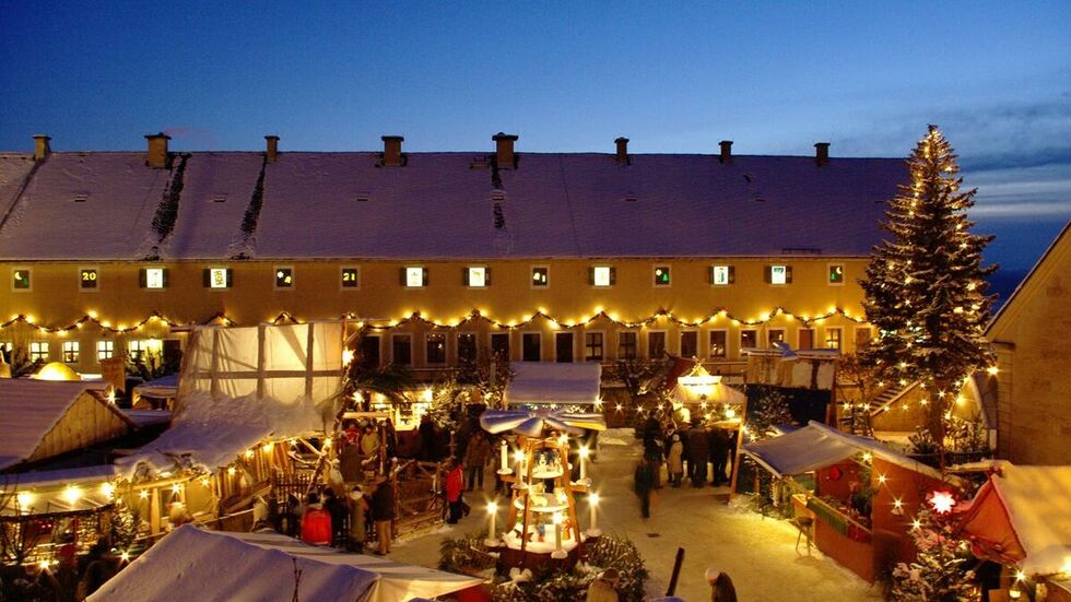So schön sieht der historisch romantische Weihnachtsmarkt auf der Festung Königstein aus.