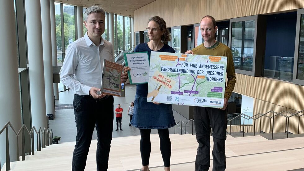 Der ADFC übergibt die Petition an Baubürgermeister Kühn (l.). Der ADFC übergibt die Petition an Baubürgermeister Kühn (l.).