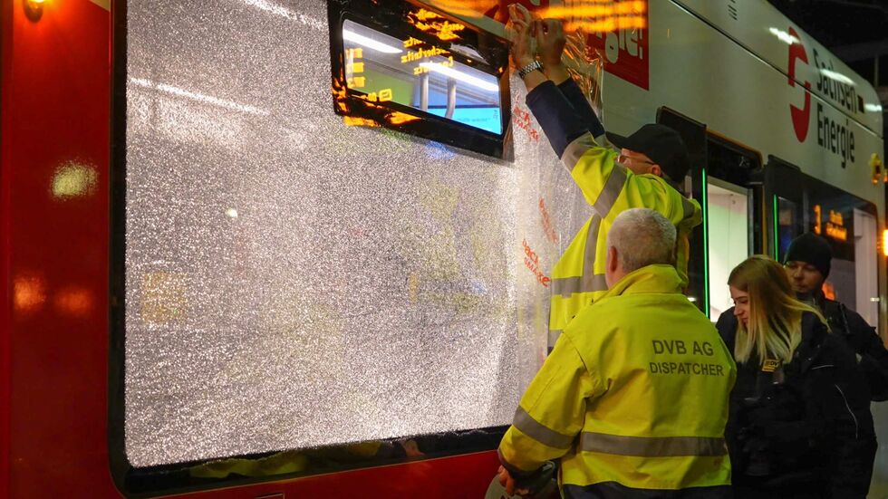 Nach Angaben unseres Reporters wurde bei dem Vorfall auch eine Scheiber der Straßenbahnlinie 3 beschädigt